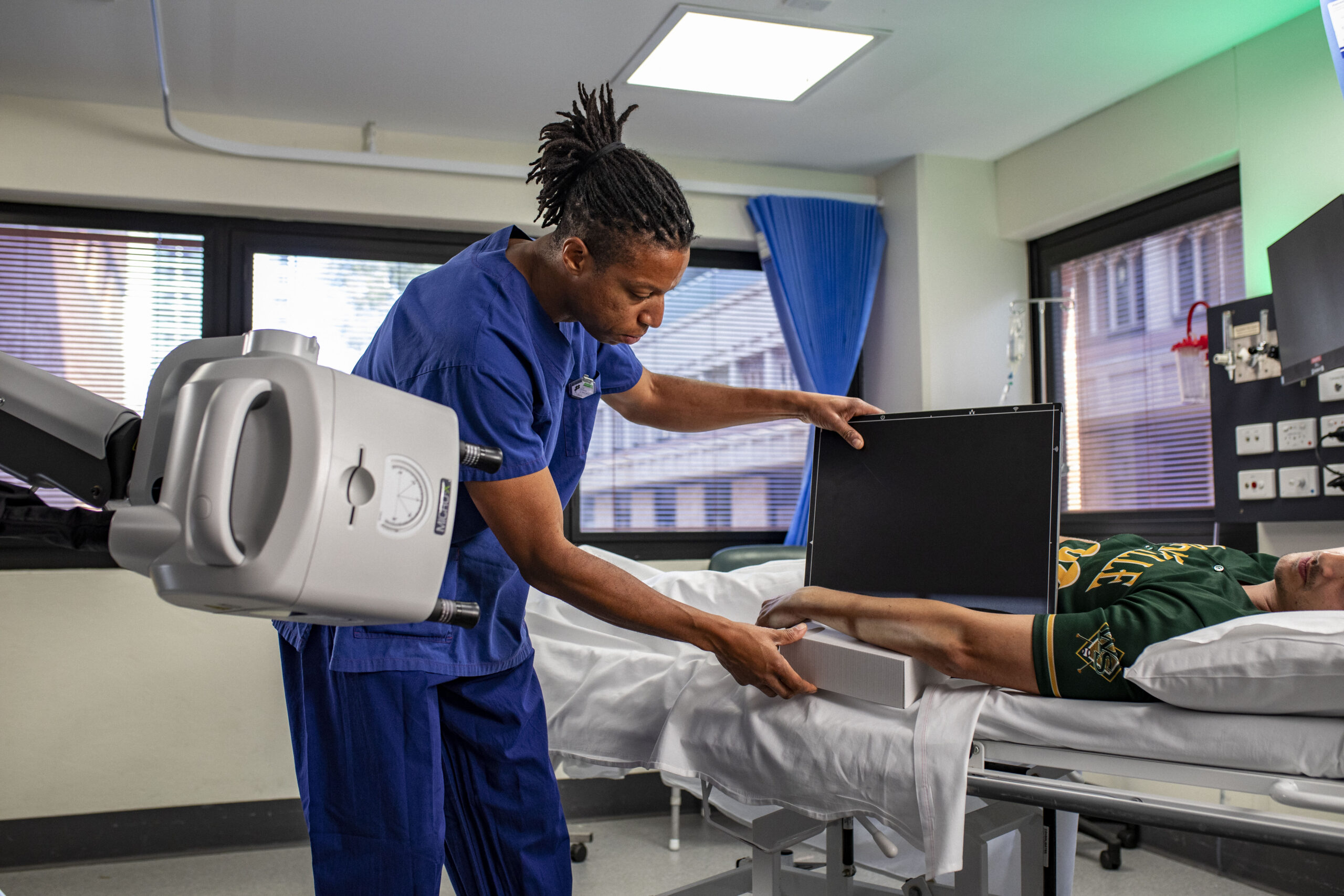 Micro-X Rover Plus at ICU bedside — point-of-care mobile X-ray